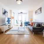 Stylish City Centre Apartment - Home From Home With Fully-Equipped Kitchen, Smart Tv, Netflix, Superfast Wifi, Free Parking, Self Check-In - By Brightleap Apartments