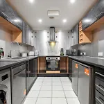Modern 4Br Ground Floor Apt In Prime Central Mk Location, Walking Distance From Cmk Train Station, Close To Mk Amenities, 2 Bathrooms, Free Parking-Managed By Chique Properties Ltd