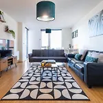 Stylish City Centre Apartment - Home From Home With Fully-Equipped Kitchen, Smart Tv, Netflix, Superfast Wifi, Free Parking, Self Check-In - By Brightleap Apartments