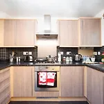 3 Bedroom 3 Bathroom House In Central Milton Keynes With Garden, Free Parking And Smart Tv - Contractors, Relocation, Business Travellers