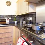 3 Bedroom 3 Bathroom House In Central Milton Keynes With Garden, Free Parking And Smart Tv - Contractors, Relocation, Business Travellers