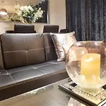 3 Bedroom 3 Bathroom House In Central Milton Keynes With Garden, Free Parking And Smart Tv - Contractors, Relocation, Business Travellers