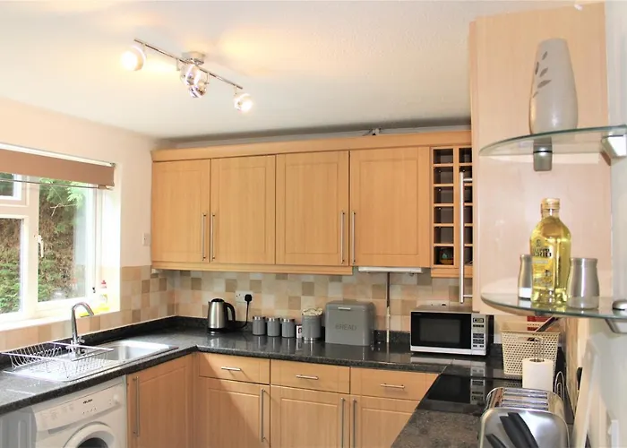 Homely And Budget Friendly 3 Bed House Sleeps 6 Free Parking!