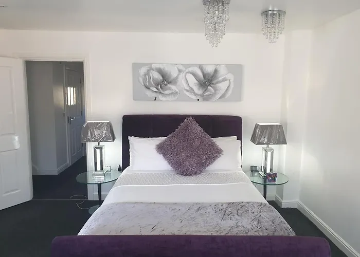 The Rowditch Room With Private Rear Garden And Driveway