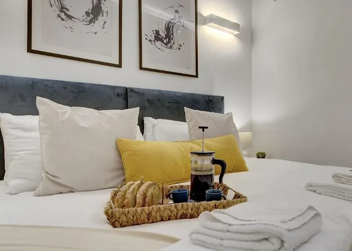 Executive Apartment Near Cmk With Courtyard I Pet Friendly I Free Parking I Eco-Serviced Apartment By Free Range Stays