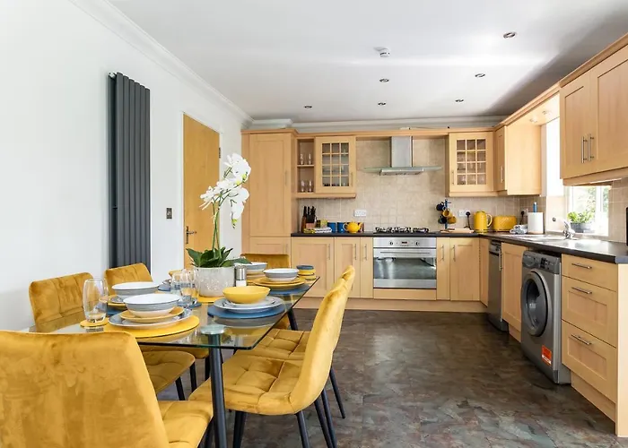 3 Bedroom Apartment, Free Parking & Fast Wifi, 65 Inch Smart Tv