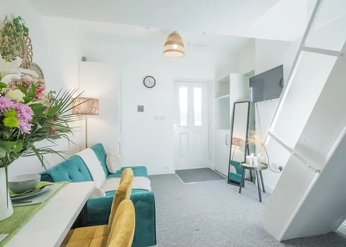 Cosy Two Bed Apartment For Family And Contractors Milton Keynes By O&J Real Estate