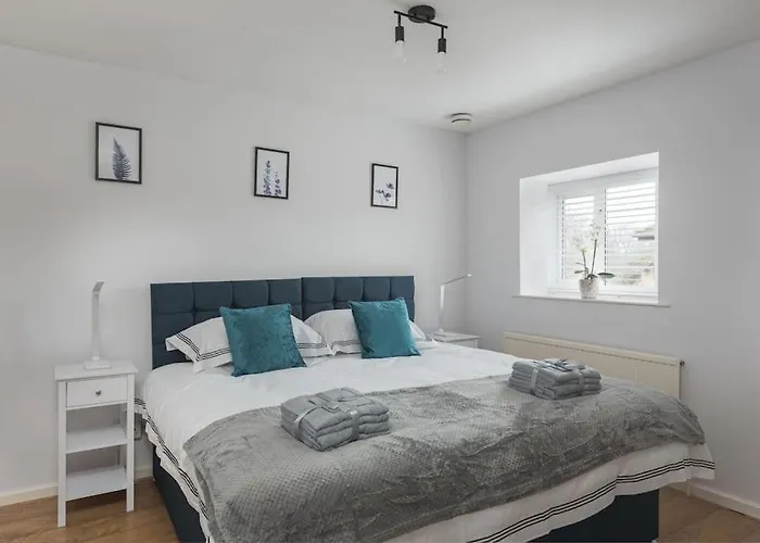 Detached House - 5 Mins Drive To City Centre - Free Parking, Fast Wi-Fi And Smart Tv With Sky Tv And Netflix By Yoko Property