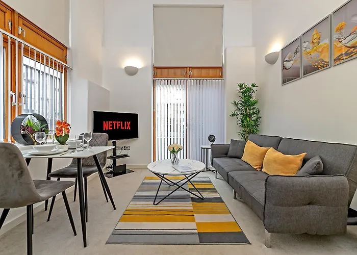 Stylish 2 Bedroom Apartment, 2 Bathrooms, Free Parking For All Guest, Wifi, Sky, Netflix, Walking Distance To City Centre, Sleeps 5, Outside Patio Space, Ground Floor