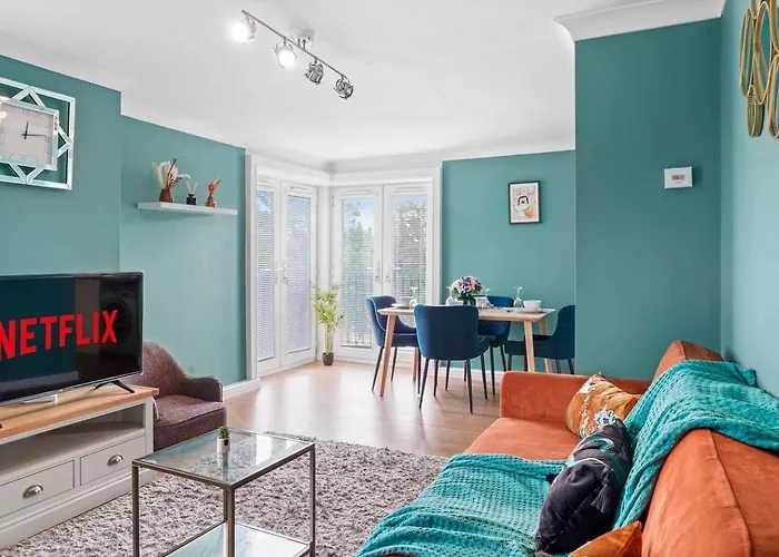 Entire 2 Bedroom Luxury Apartment With Free Parking