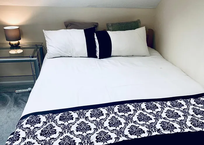 Charming Entire 2-Bedroom House In Milton Keynes
