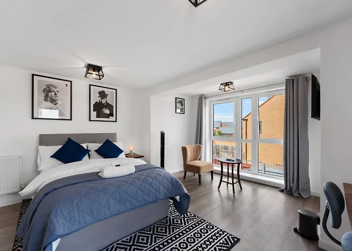 Elegant 4-Double Bedroom Townhouse, Great For Holidays, Professionals And Contractors -The Perfect Stay Away From Home