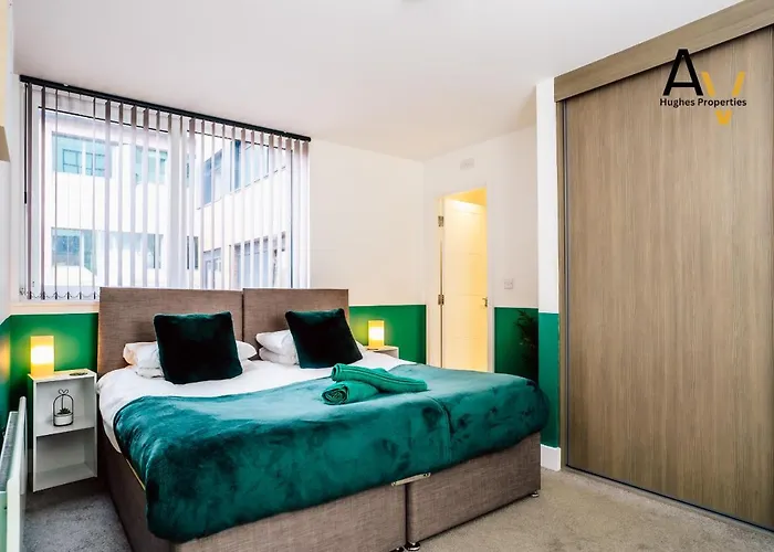Modern Two-Bedroom Apartment - Central Location, Free Wi-Fi, Ideal For Long Stays By Av Hughes Properties