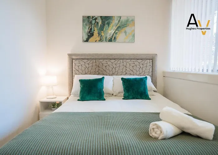 Sophisticated Two-Bedroom Apartment - Fast Wi-Fi, 7 Mins From Station, Ideal For Business Stays By Av Hughes Properties