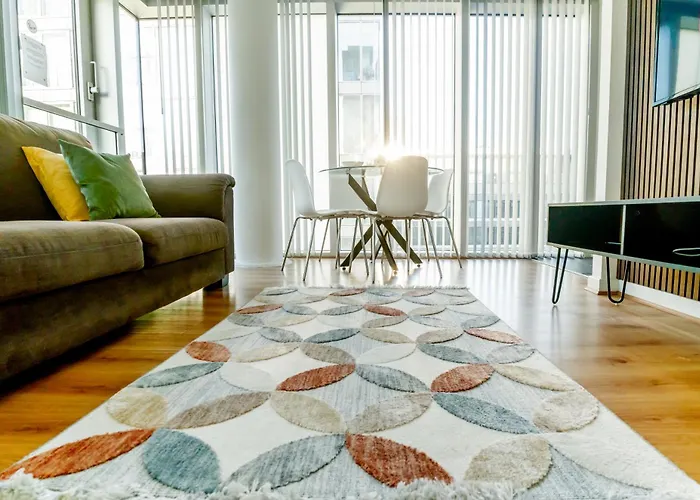 Luxury Two Bed City Apartment -The Hub