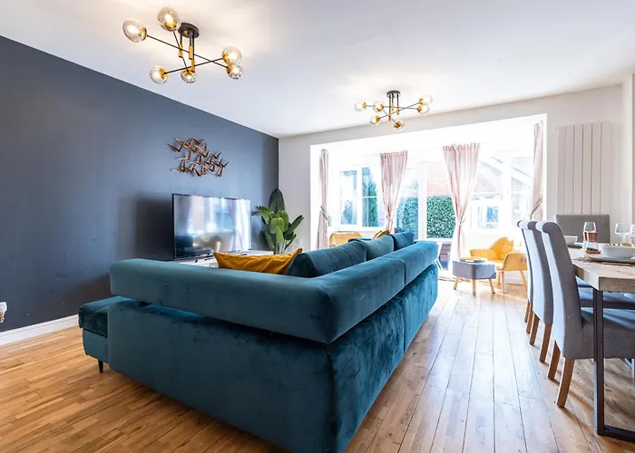 Modern And Spacious Home From Home 1 Mile From M1 - With Netflix, Prime Video, Ps5, Free Parking, Superfast Wifi, Bbq - Sleeps 11 - By Brightleap Apartments