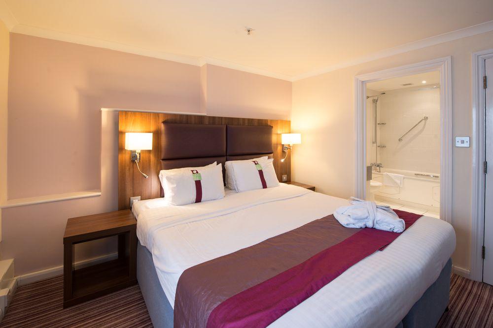 Holiday East M1 Junc 14 By Ihg 4*