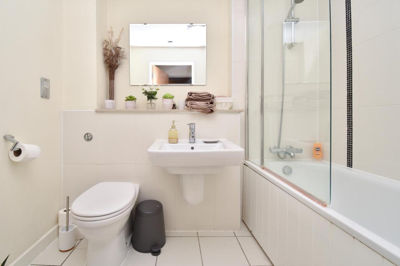 The Hub - Spacious, Bright And Modern With Free Parking *