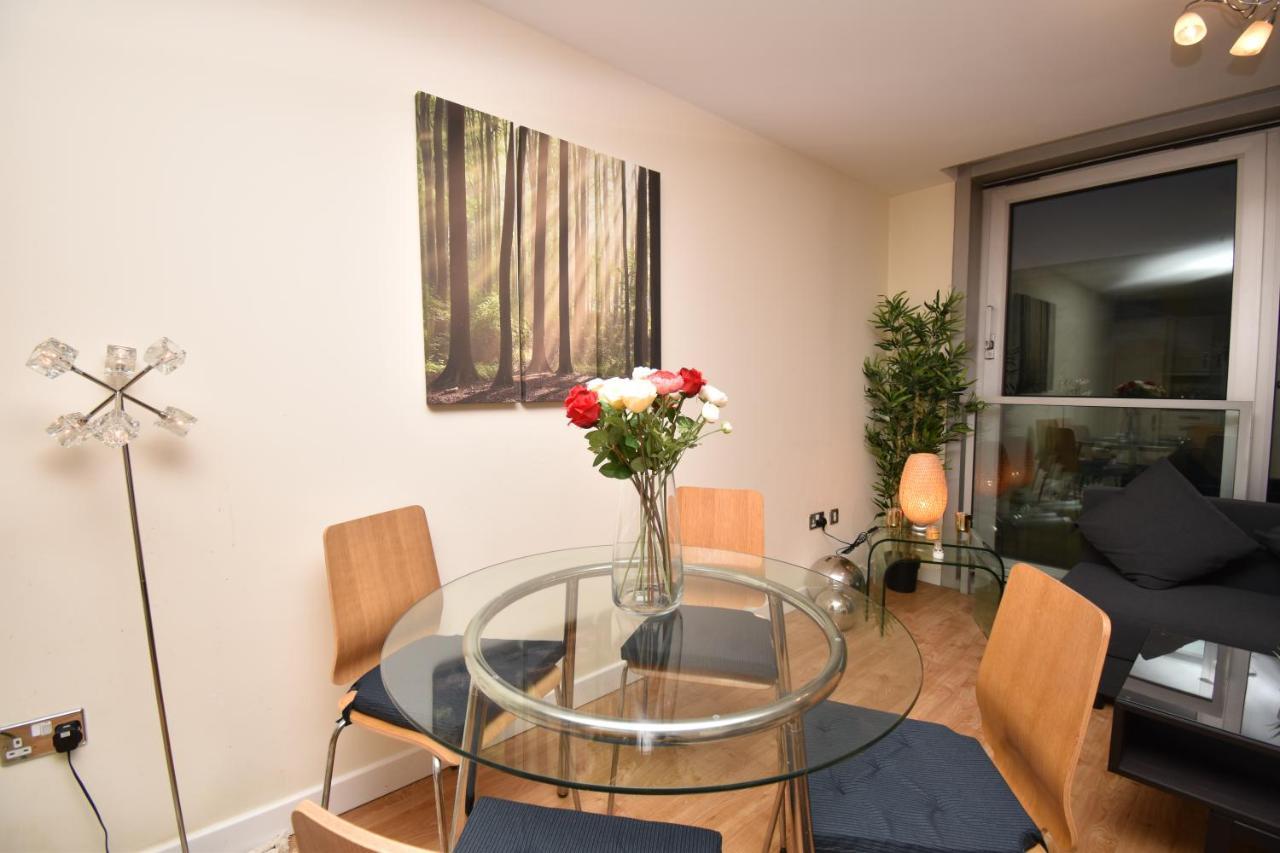 Apartment The Hub - Spacious, Bright And Modern With Free Parking