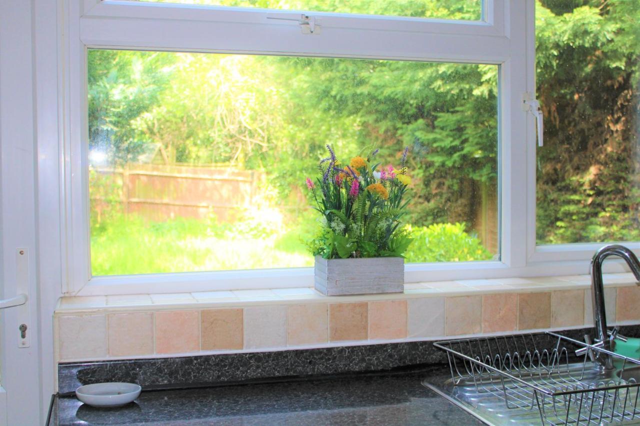 Holiday home Homely And Budget Friendly 3 Bed House Sleeps 6 Free Parking! *