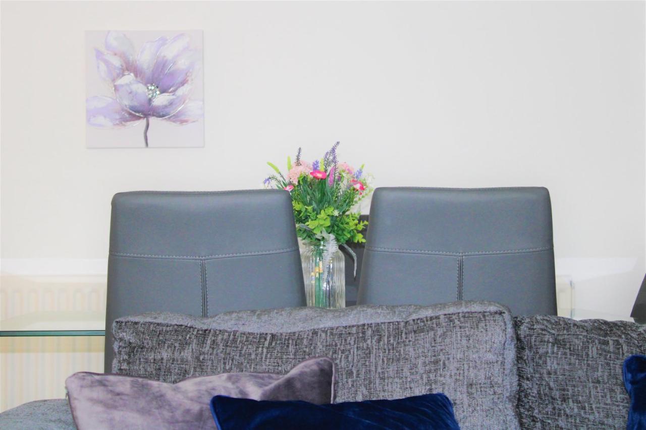 Homely And Budget Friendly 3 Bed House Sleeps 6 Free Parking! *