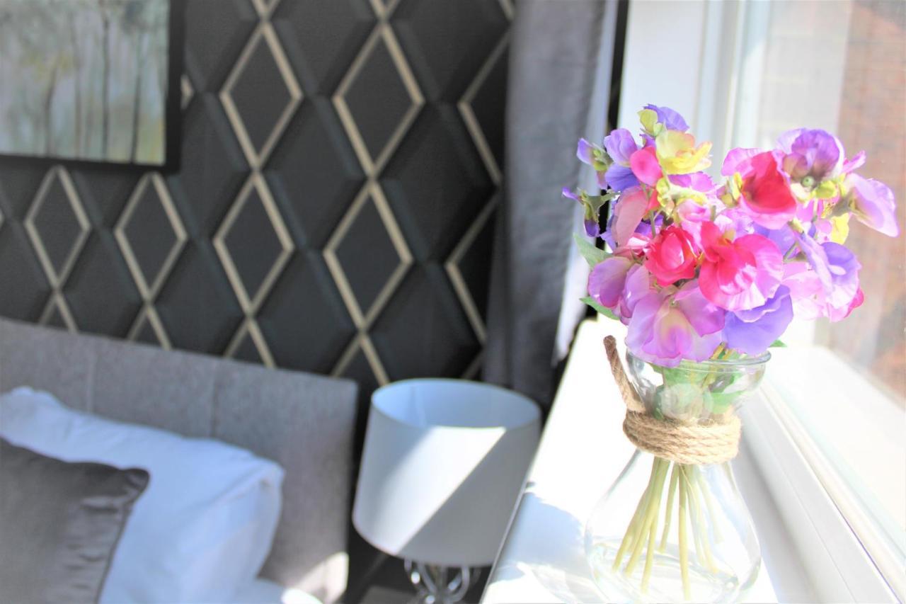 Homely And Budget Friendly 3 Bed House Sleeps 6 Free Parking! Holiday home *