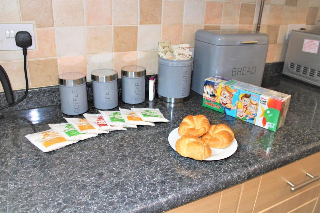 Homely And Budget Friendly 3 Bed House Sleeps 6 Free Parking! Holiday home Milton Keynes