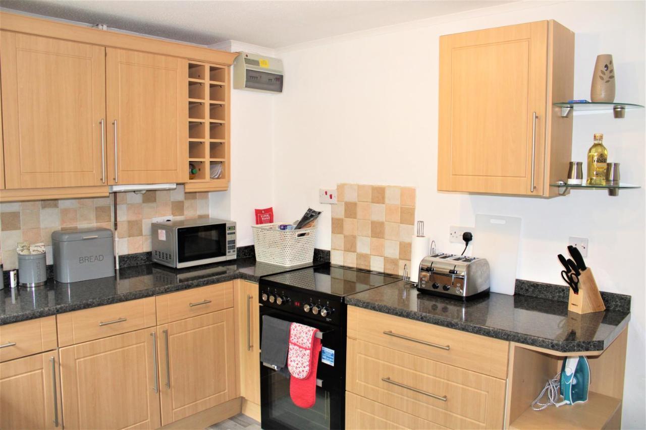 Homely And Budget Friendly 3 Bed House Sleeps 6 Free Parking! *