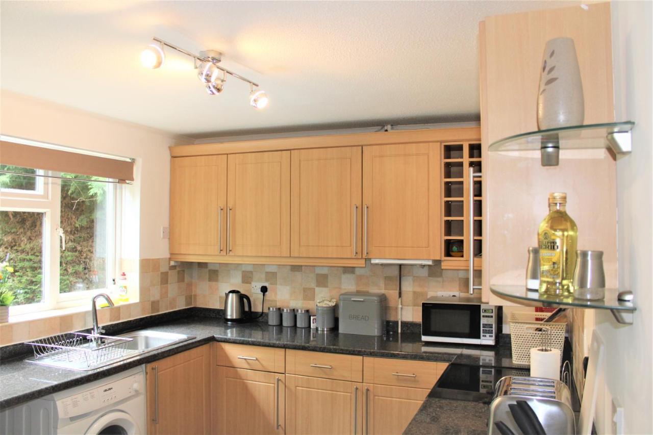 Homely And Budget Friendly 3 Bed House Sleeps 6 Free Parking!