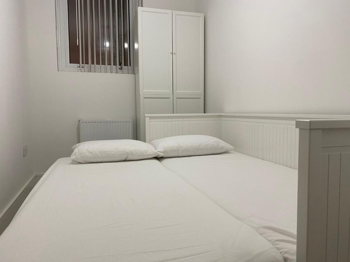 Central Hub Two Bedroom & Two Bathrooms Serviced *