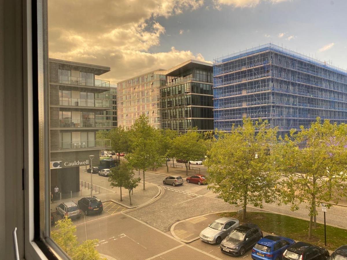 Central Hub Two Bedroom & Two Bathrooms Serviced *