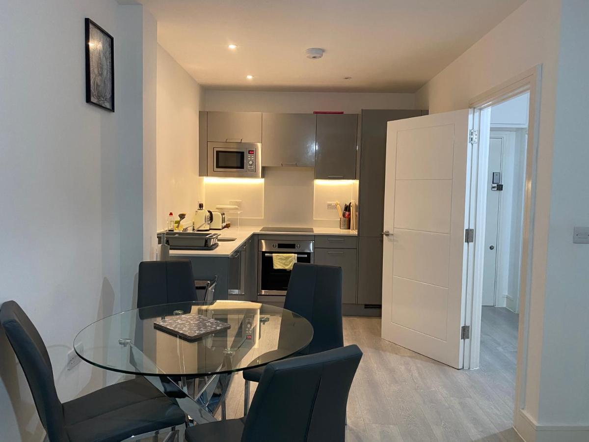 Apartment Central Hub Two Bedroom & Two Bathrooms Serviced Milton Keynes