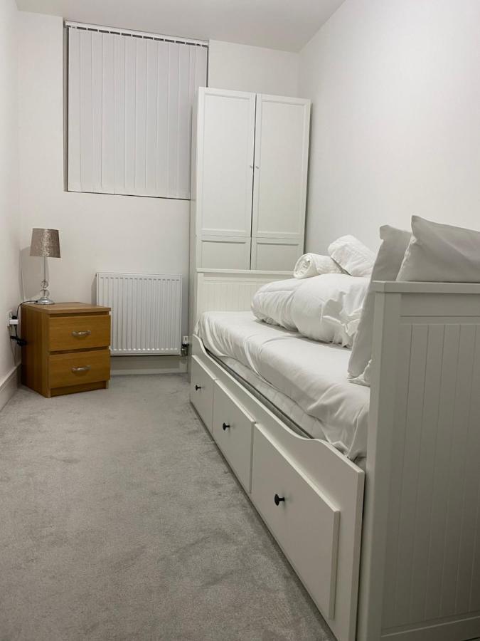 Central Hub Two Bedroom & Two Bathrooms Serviced Apartment Milton Keynes