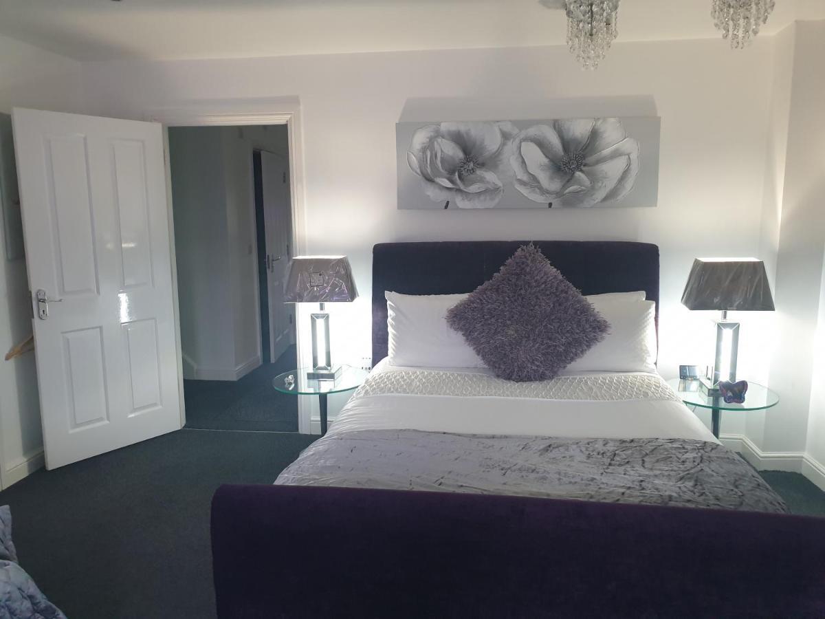 The Rowditch Room With Private Rear Garden And Driveway Milton Keynes