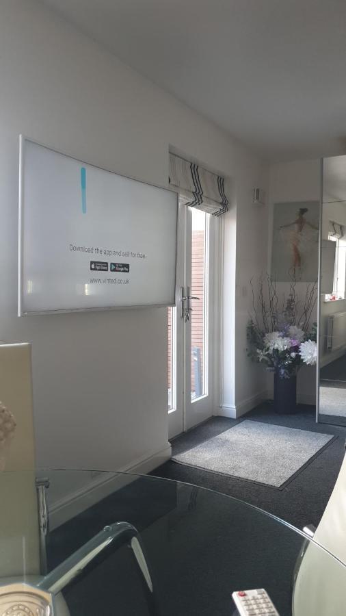 The Rowditch Room With Private Rear Garden And Driveway Hotel Milton Keynes