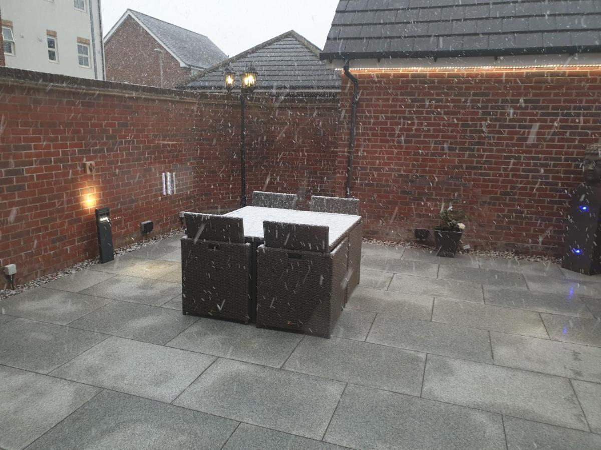 The Rowditch Room With Private Rear Garden And Driveway Hotel Milton Keynes
