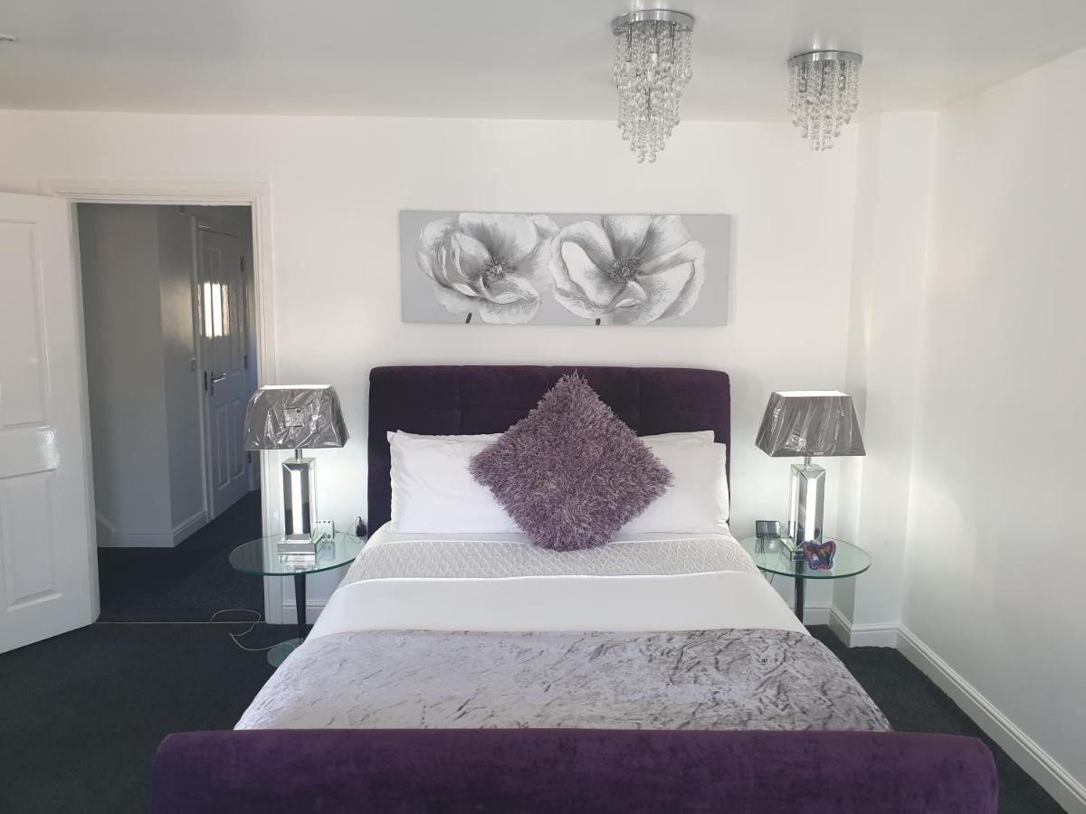 The Rowditch Room With Private Rear Garden And Driveway Hotel Milton Keynes