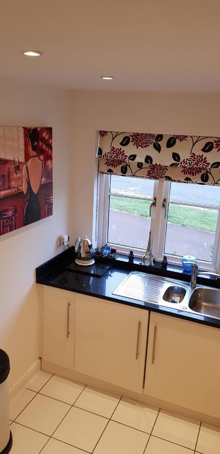 The Rowditch Room With Private Rear Garden And Driveway