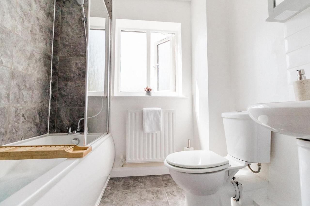 The Oval House By Silva Cmk Stylish House With Garden & Parking Eco-serviced Villa Milton Keynes