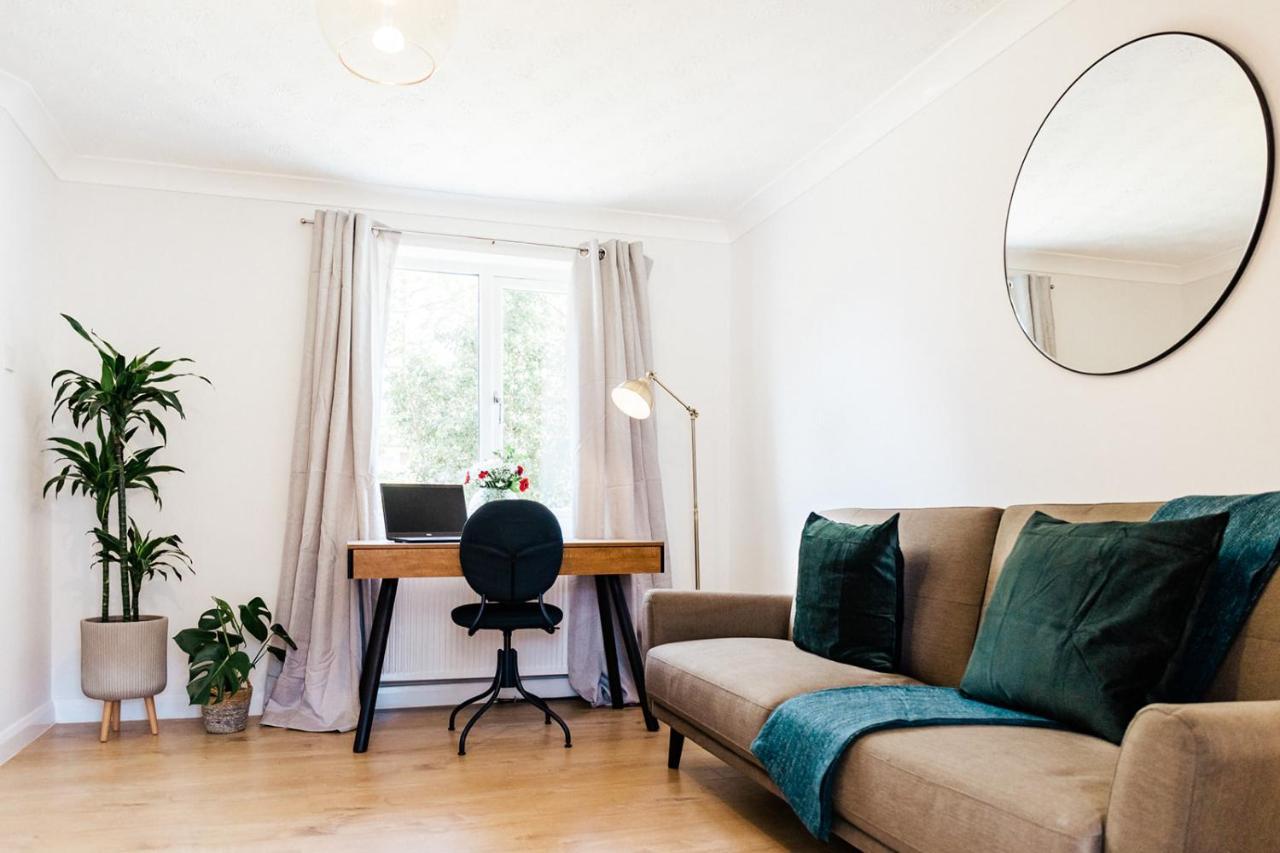 The Oval House By Silva Cmk Stylish House With Garden & Parking Eco-serviced