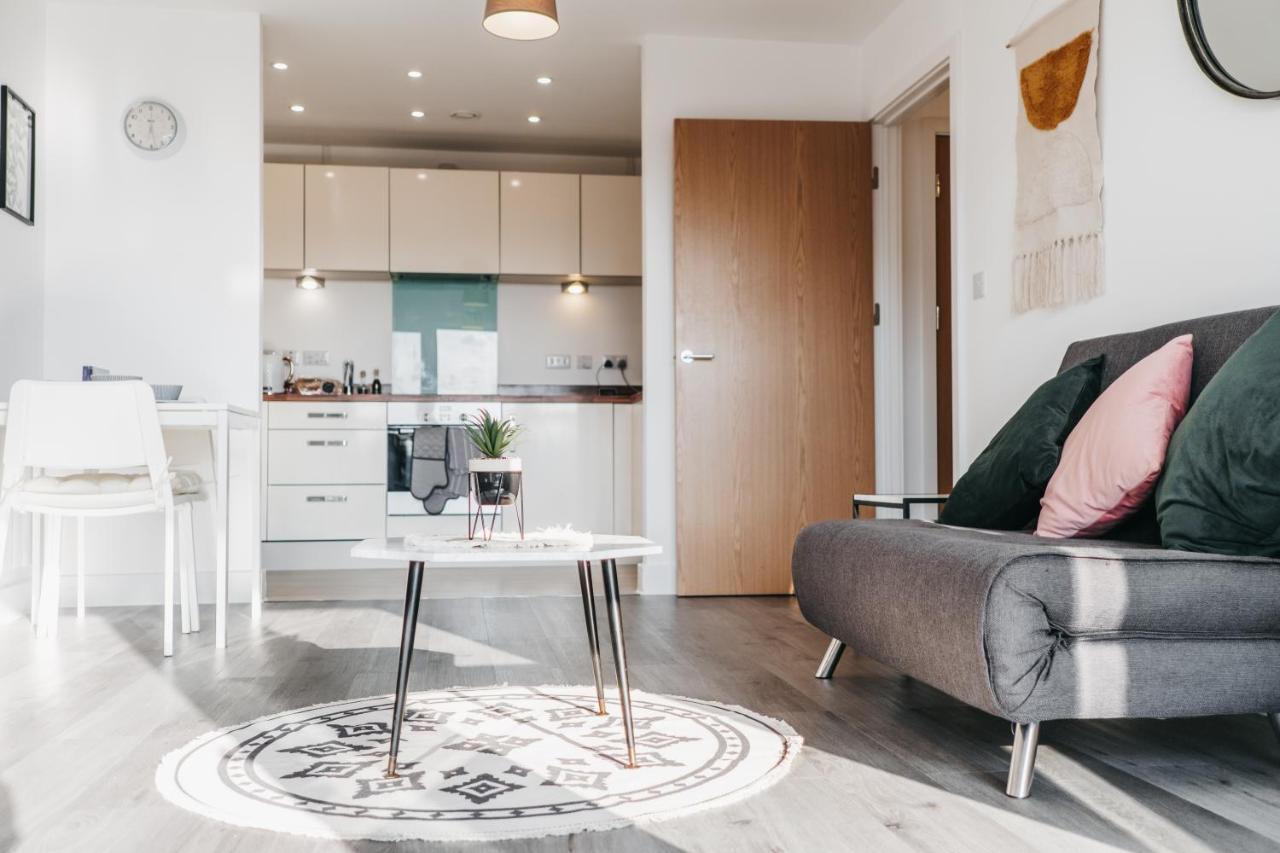 Oakgrove - 2 Bedroom With Terrance And Private Parking Milton Keynes