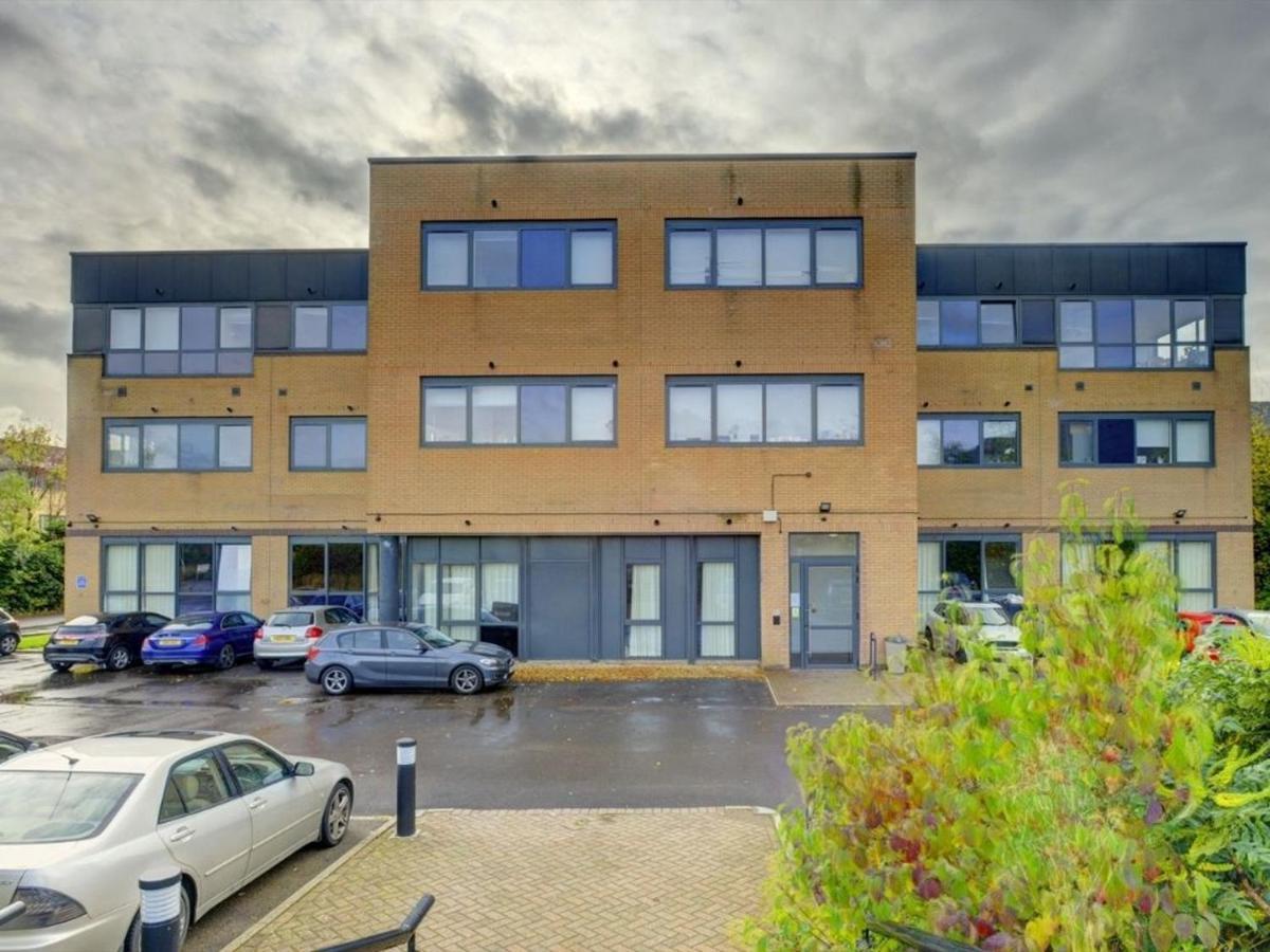 Executive Near Cmk With Courtyard I Pet Friendly I Free Parking I Eco-serviced By Free Range Stays Aparthotel