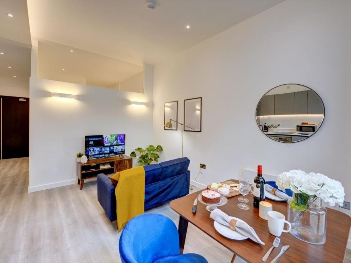 Executive Near Cmk With Courtyard I Pet Friendly I Free Parking I Eco-serviced By Free Range Stays Milton Keynes