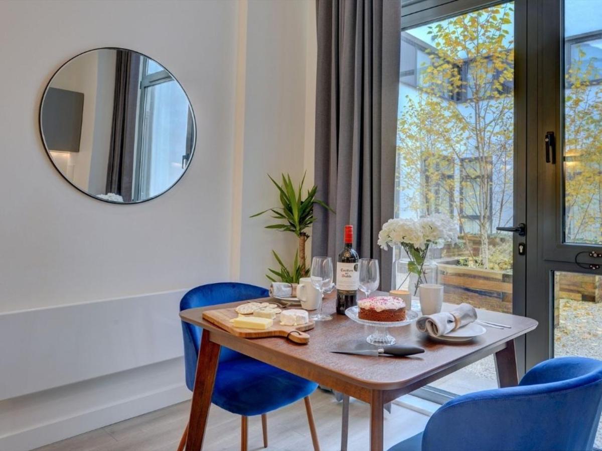 Executive Near Cmk With Courtyard I Pet Friendly I Free Parking I Eco-serviced By Free Range Stays Aparthotel