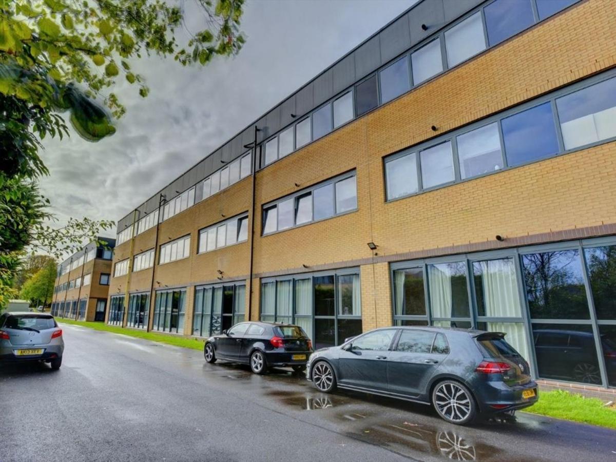 Executive Near Cmk With Courtyard I Pet Friendly I Free Parking I Eco-serviced By Free Range Stays Aparthotel *