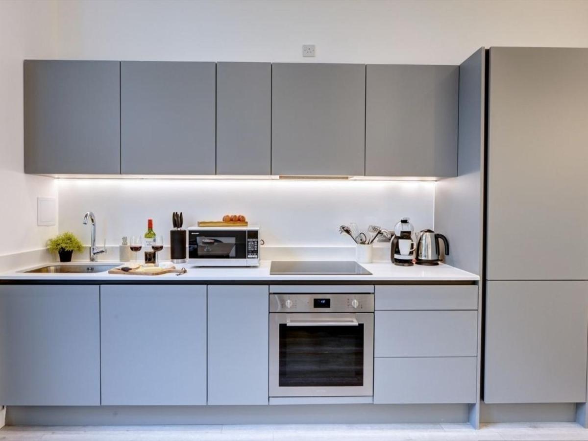 Executive Near Cmk With Courtyard I Pet Friendly I Free Parking I Eco-serviced By Free Range Stays Milton Keynes