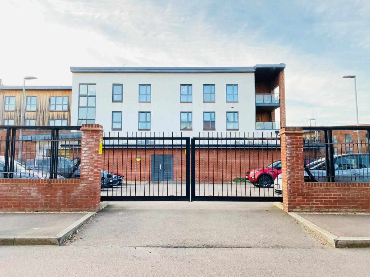Oakgrove - 2 Bedroom With Terrance And Private Parking Apartment Milton Keynes