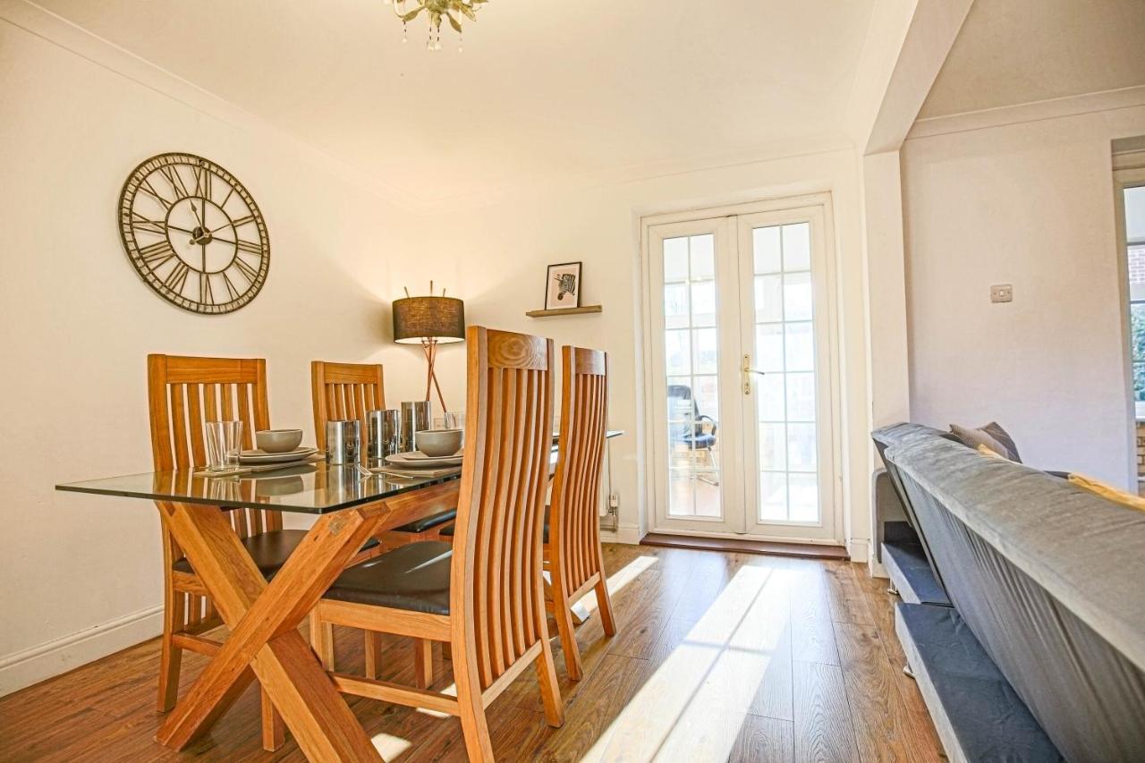 Holiday home Petworth House: Central Retreat With Pool Table And Garden Milton Keynes