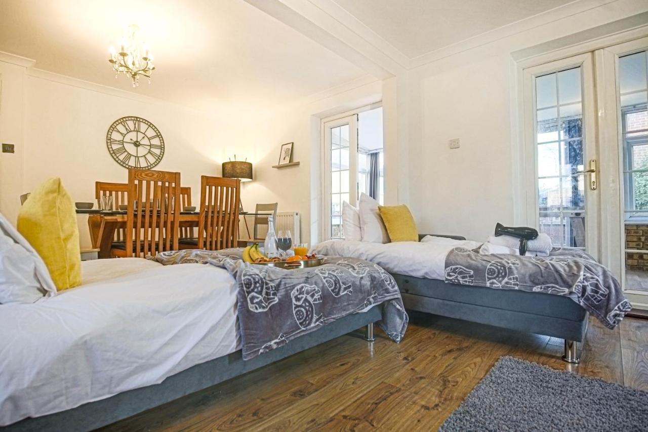 Petworth House: Central Retreat With Pool Table And Garden Holiday home *