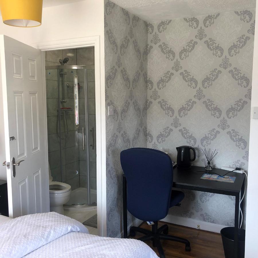 Ashmina Let With Free Onsite Parking For Small Vans And Cars Only Guest house Milton Keynes